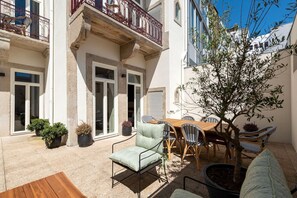 Outdoor dining - Ando Living - Santa Catarina Townhouse - 102 (Porto)