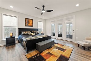 5 bedrooms, desk, iron/ironing board, travel crib