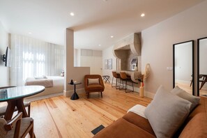 Iron/ironing board, travel cot, free WiFi, bed sheets - Ando Living - Flores 200 Townhouse - 103 (Porto)