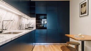 Een koelkast, een magnetron, een oven, een kookplaat