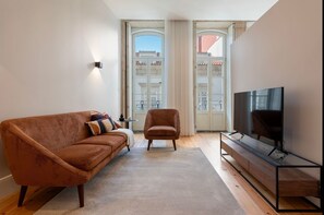 TV - Ando Living - Flores 200 Townhouse - 201 (Porto)