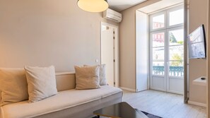 TV - Carmo 43 | Apartamento 202 (Lisboa)