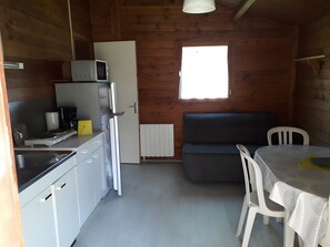 Refrigerador, microondas, parrilla de estufa y cafetera y tetera 