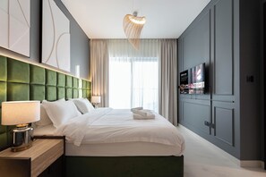 In-room safe, iron/ironing board, free WiFi, bed sheets - Sky-High Luxury 3BR Apt • The Crest Dubai (Al Merkadh)