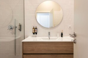 Hair dryer, towels - Ando Living - Flores 200 Townhouse - 202 (Porto)