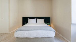 3 habitaciones, tabla de planchar con plancha y cuna de viaje 