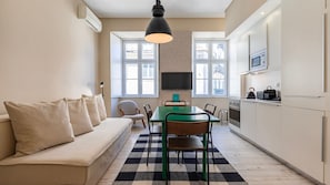 TV - Carmo 43 | Apartamento 203 (Lisboa)
