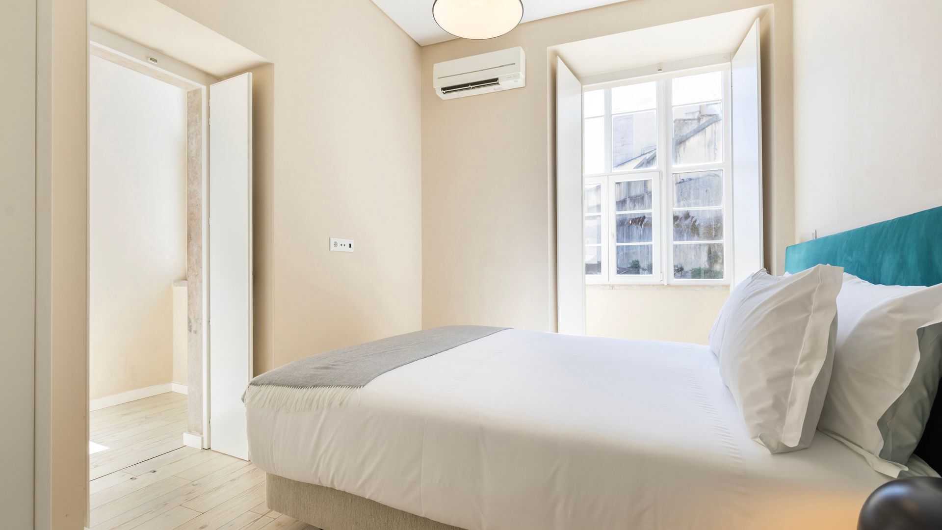 Bügeleisen/Bügelbrett, Reisekinderbett, kostenloses WLAN, Bettwäsche