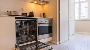 Coffee/tea maker, fridge, microwave, oven - Carmo 43 | Apartamento 300 (Lisboa)