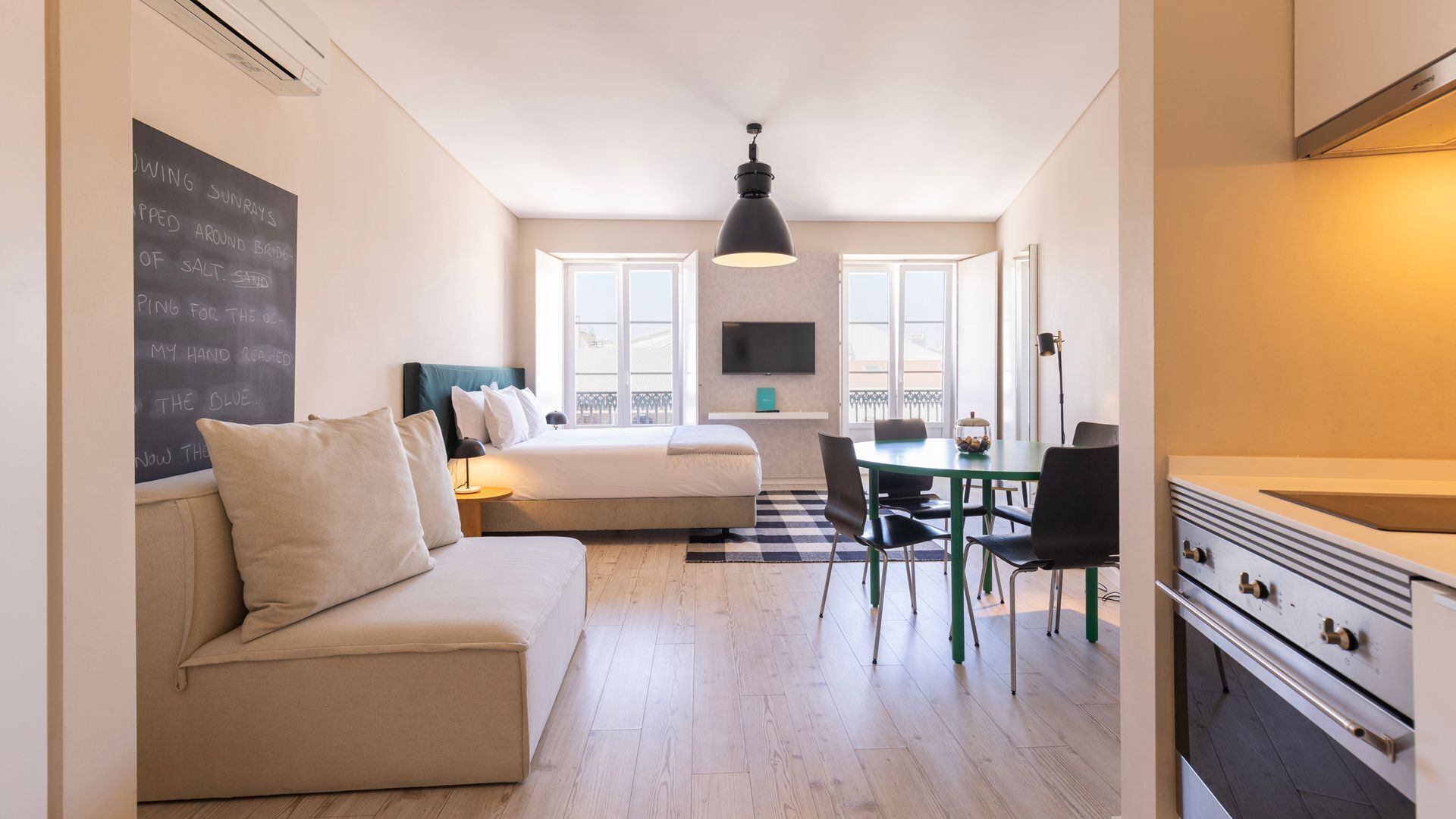 Een strijkplank/strijkijzer, reisbedje, gratis wifi, beddengoed