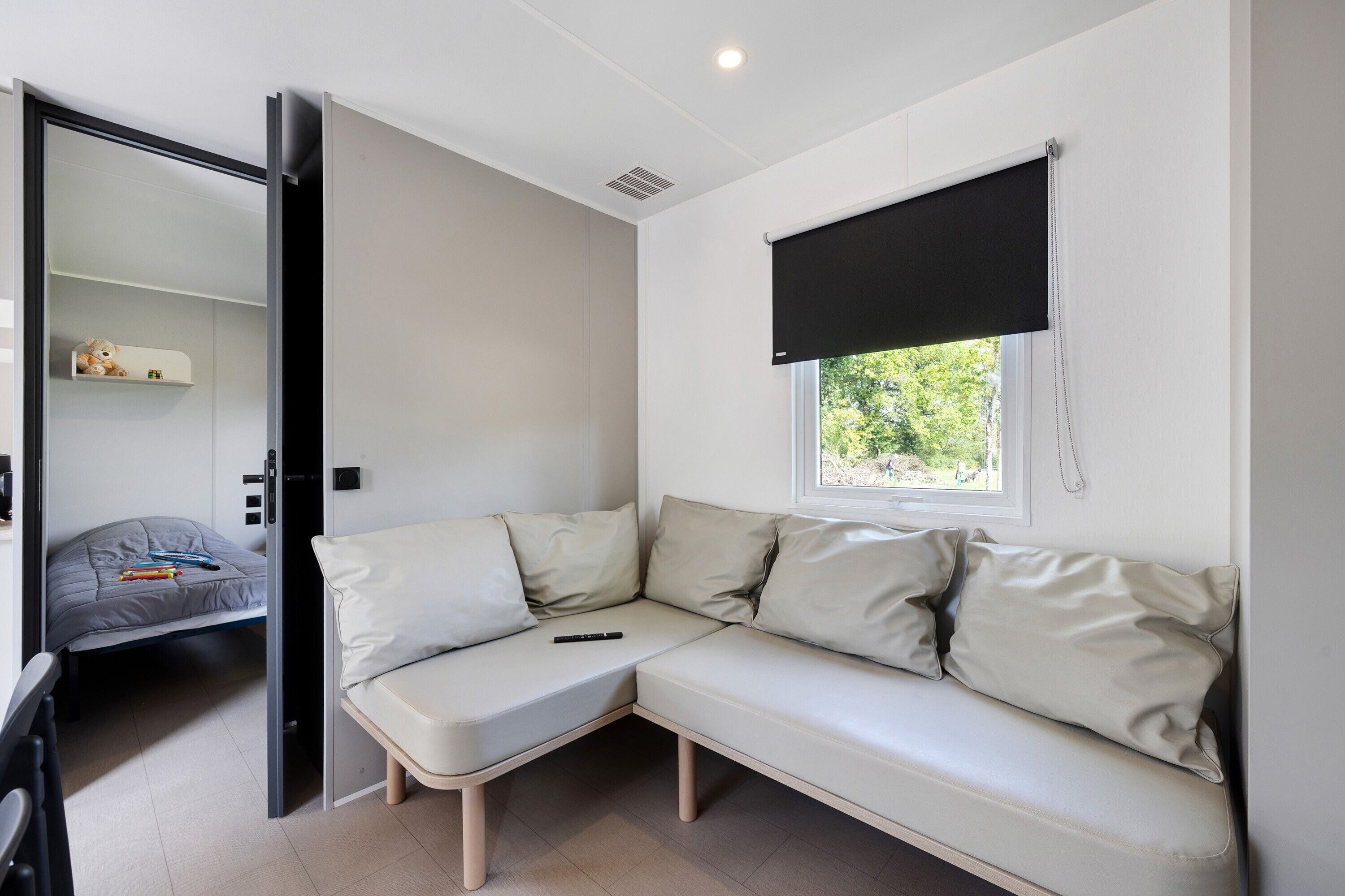 Een televisie en een tafeltennistafel