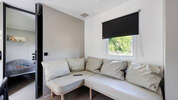 Een televisie en een tafeltennistafel