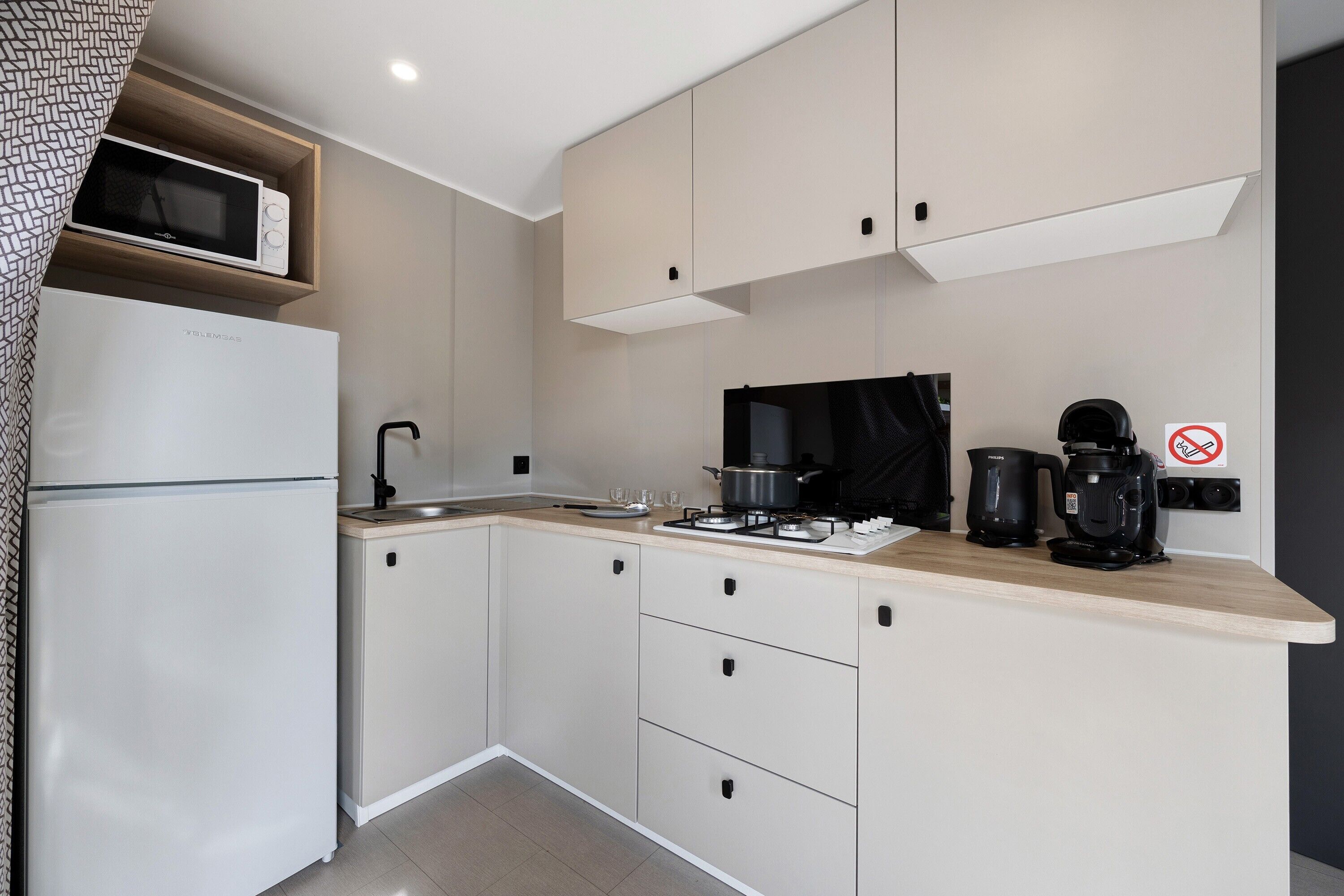 Kühlschrank, Mikrowelle, Herdplatte, Wasserkocher mit Kaffee-/Teezubehör