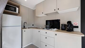 Kühlschrank, Mikrowelle, Herdplatte, Wasserkocher mit Kaffee-/Teezubehör