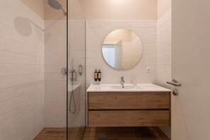 Hair dryer, towels - Ando Living - Flores 200 Townhouse - 302 (Porto)