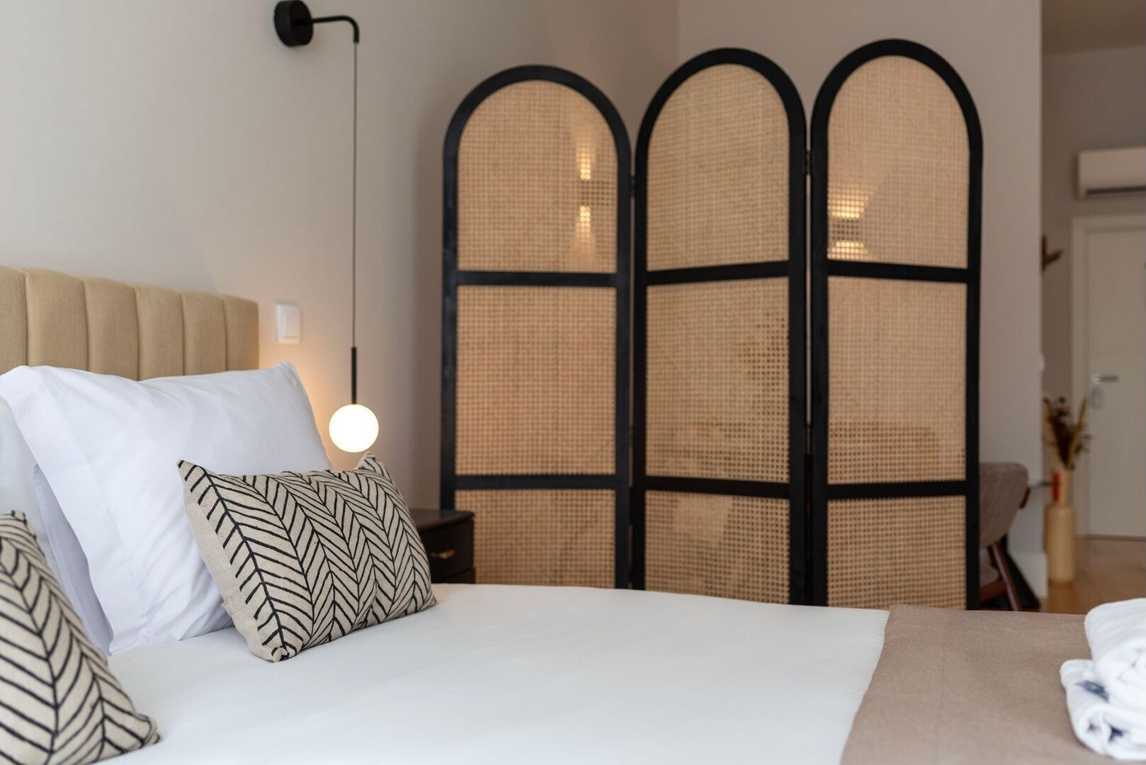 Tabla de planchar con plancha, cuna de viaje, wifi gratis y ropa de cama