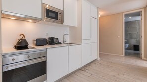 Coffee/tea maker, fridge, microwave, oven - Carmo 43 | Apartamento 304 (Lisboa)