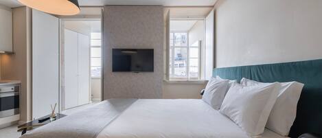 Een strijkplank/strijkijzer, reisbedje, gratis wifi, beddengoed