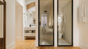 Hair dryer, towels - Ando Living - Flores 25 House - 001 (Encarnação)