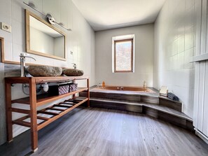 Standaard tweepersoonskamer, balkon, uitzicht op tuin | Badkamer