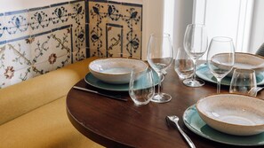 A welcoming dining table, perfect for shared meals and relaxed moments.

#diningarea #comfort #design #lisbon - Ando Living - Madalena House - 302 (Lisboa)