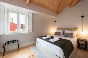 Iron/ironing board, travel cot, free WiFi, bed sheets - Ando Living - Flores 200 Townhouse - 401 (Porto)