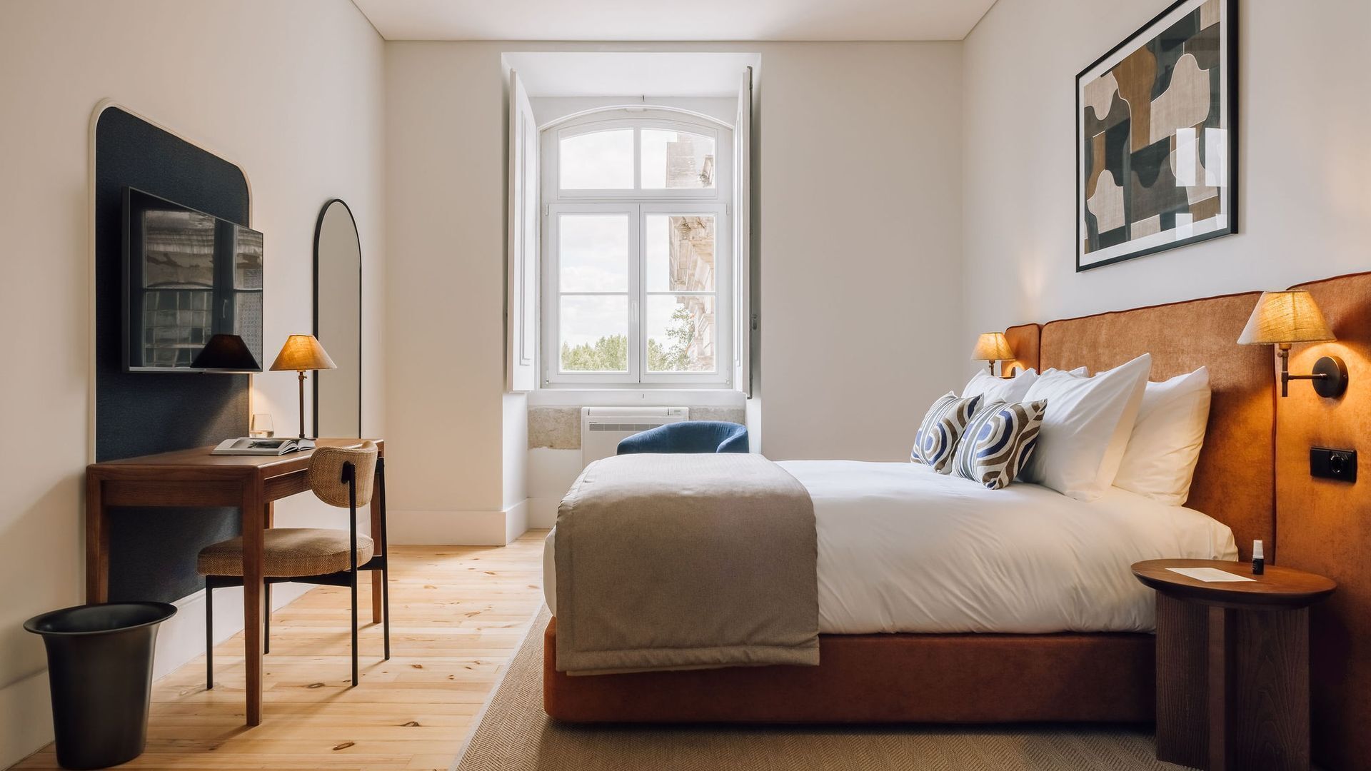 Een strijkplank/strijkijzer, reisbedje, gratis wifi, beddengoed