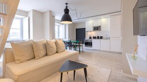 TV - Carmo 43 | Apartamento 402 (Lisboa)