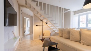 TV - Carmo 43 | Apartamento 402 (Lisboa)
