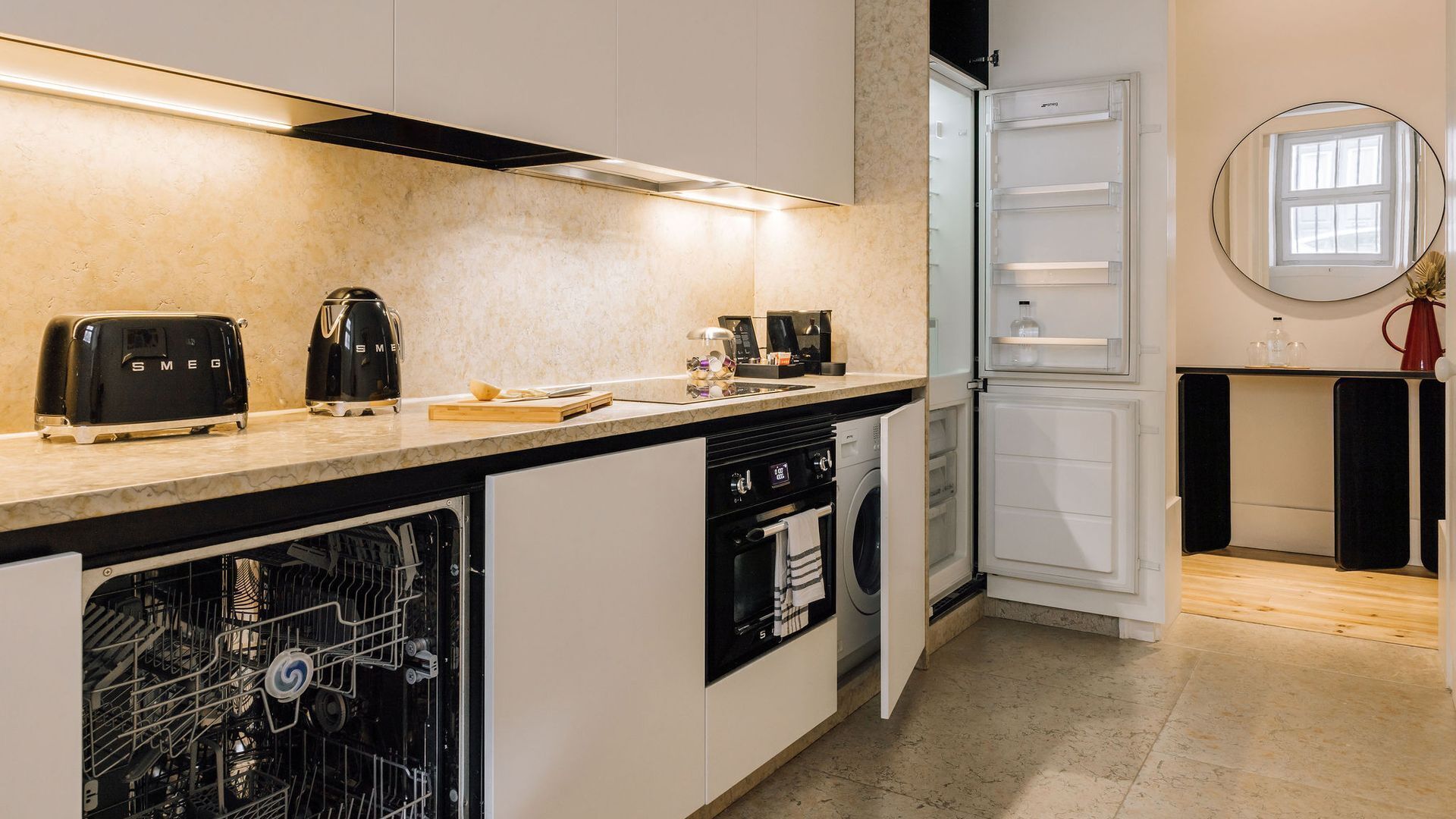 Réfrigérateur, micro-ondes, four, plaque de cuisson