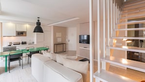 A modern apartment with a kitchen, dining area, and living room. - Carmo 43 | Apartment 403 (Lisboa)