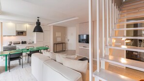 TV - Carmo 43 | Apartamento 403 (Lisboa)