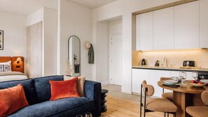 TV - Ando Living - Corpo Santo House - 202 (Lisboa)