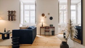 TV - Ando Living - Corpo Santo House - 202 (Lisboa)