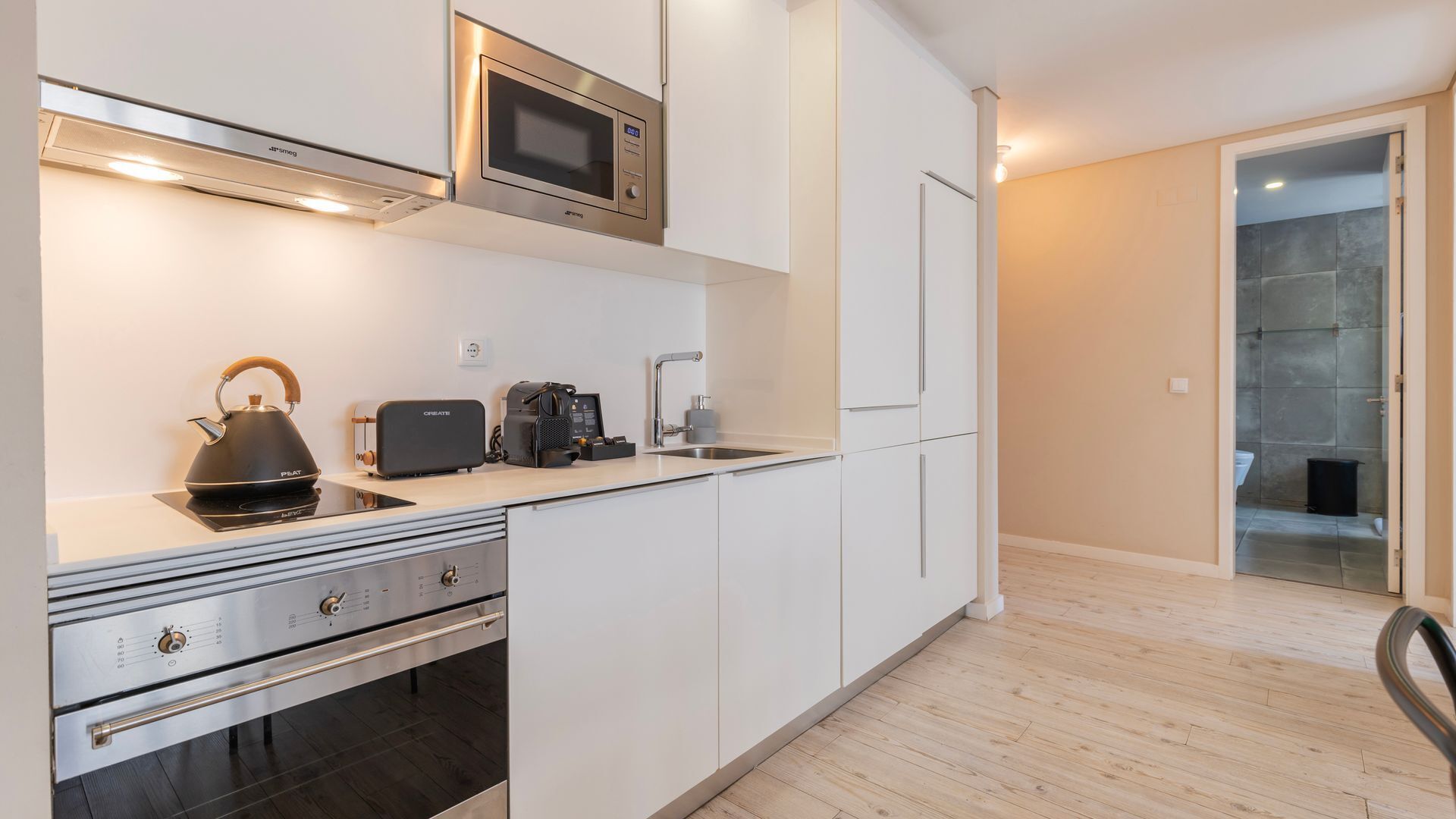 Kylskåp, mikrovågsugn, ugn och spishäll