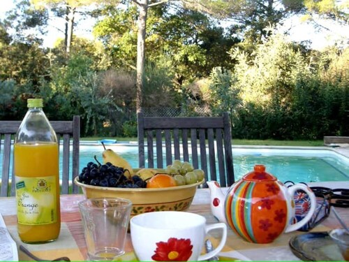 Bed & Breakfast 'La Thébaïde - Les Lauriers' mit Gemeinschaftspool, Garten & WLAN