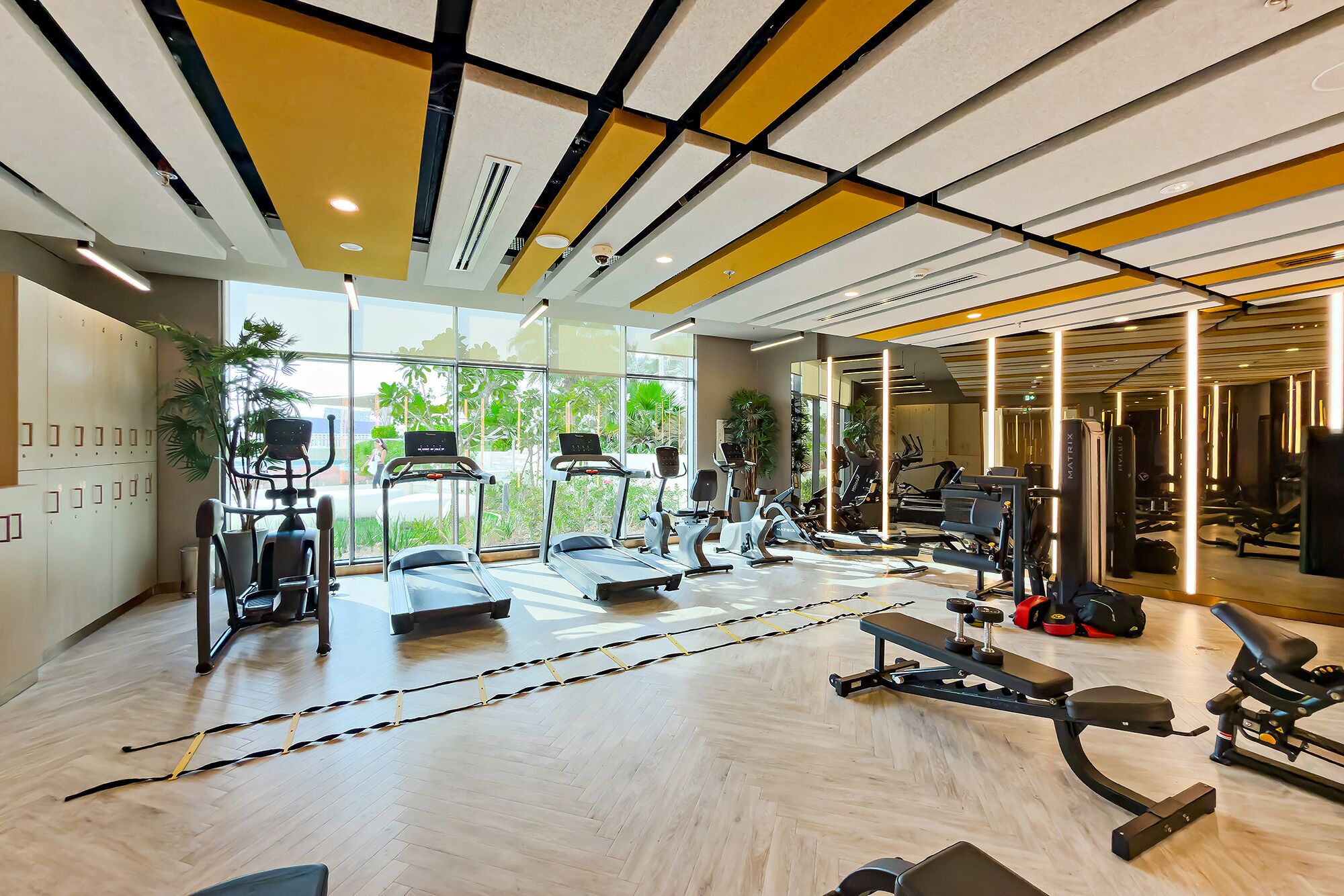 Ein modernes Fitnessstudio mit Laufbändern, Ergometer und Kurzhanteln.