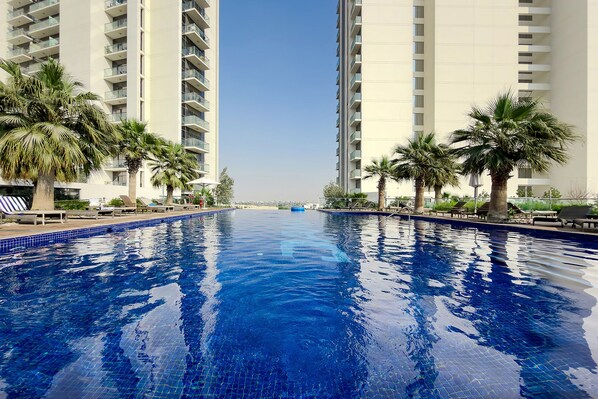 Outdoor pool - Stylish 1BR Apartment at Golf Gate (Dubai)