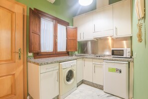 Een koelkast, een microgolfoven, een kookplaat