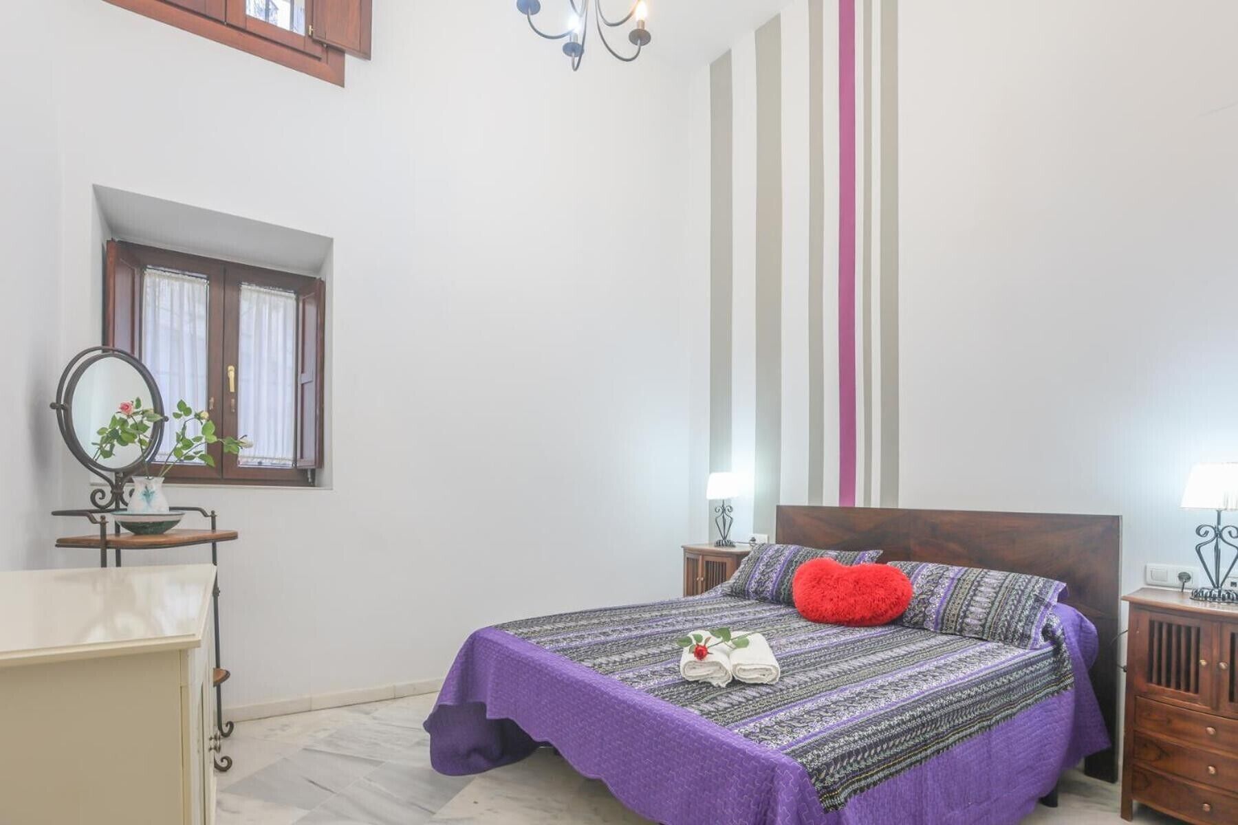 Een strijkplank/strijkijzer, wifi, beddengoed