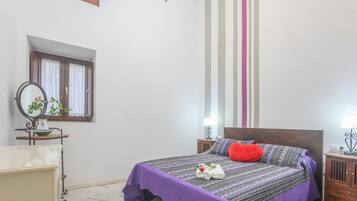 Een strijkplank/strijkijzer, wifi, beddengoed