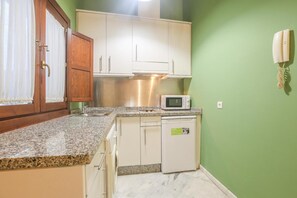 Een koelkast, een microgolfoven, een kookplaat