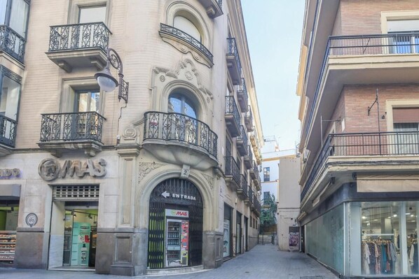 المنشأة من الخارج