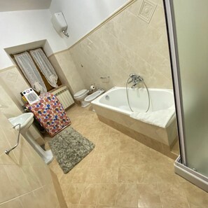 Een haardroger, handdoeken