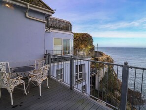 Outdoor dining - Close to Shore (Ilfracombe)