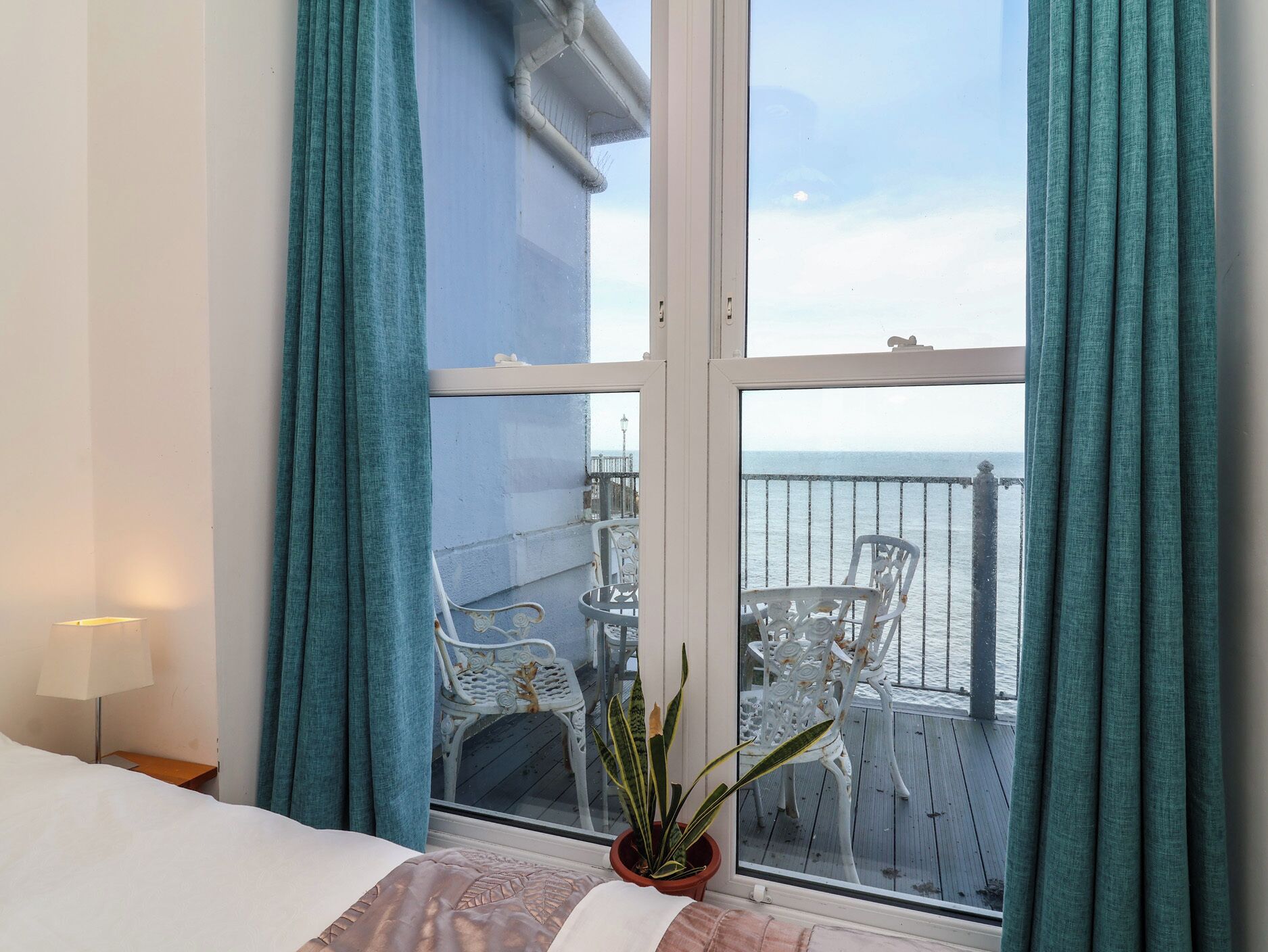 2 makuuhuonetta, yksilöllisesti sisustettu, yksilöllisesti kalustettu