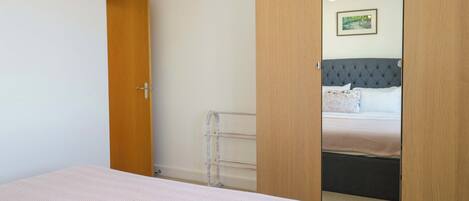 3 makuuhuonetta, yksilöllisesti sisustettu, yksilöllisesti kalustettu