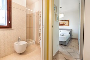 Dusche, Haartrockner, Bidet, Handtücher