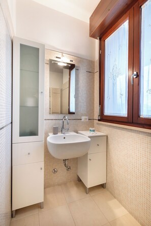 Douche, séchoir à cheveux, bidet, serviettes fournies