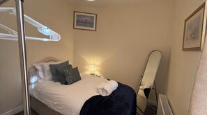 2 bedrooms, iron/ironing board, WiFi